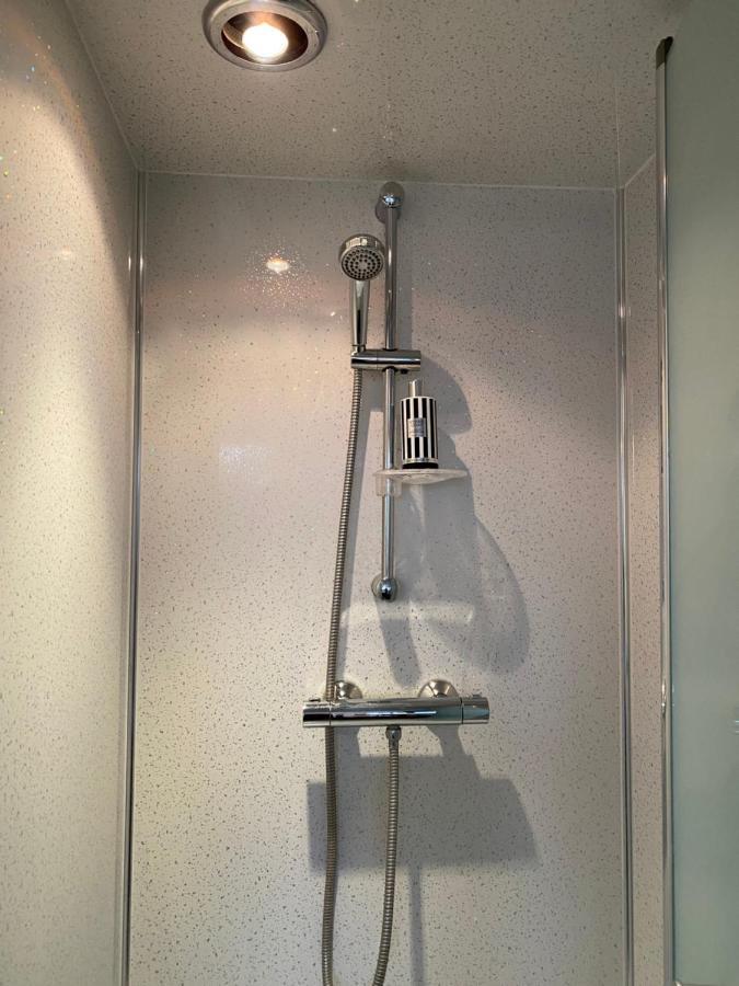 1 Luxurious Double Bedroom With Private Shower Reading Dış mekan fotoğraf